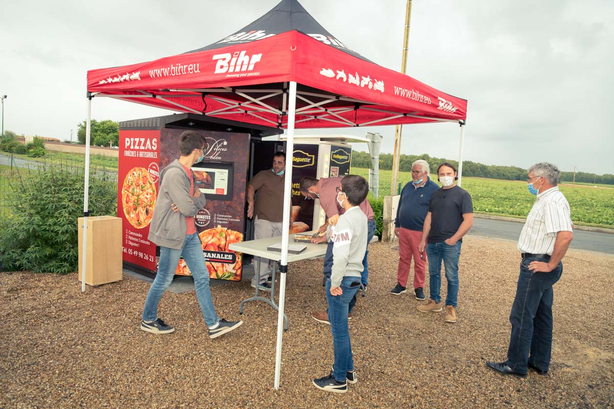 tonnelle rouge distributeurs pizza baguette