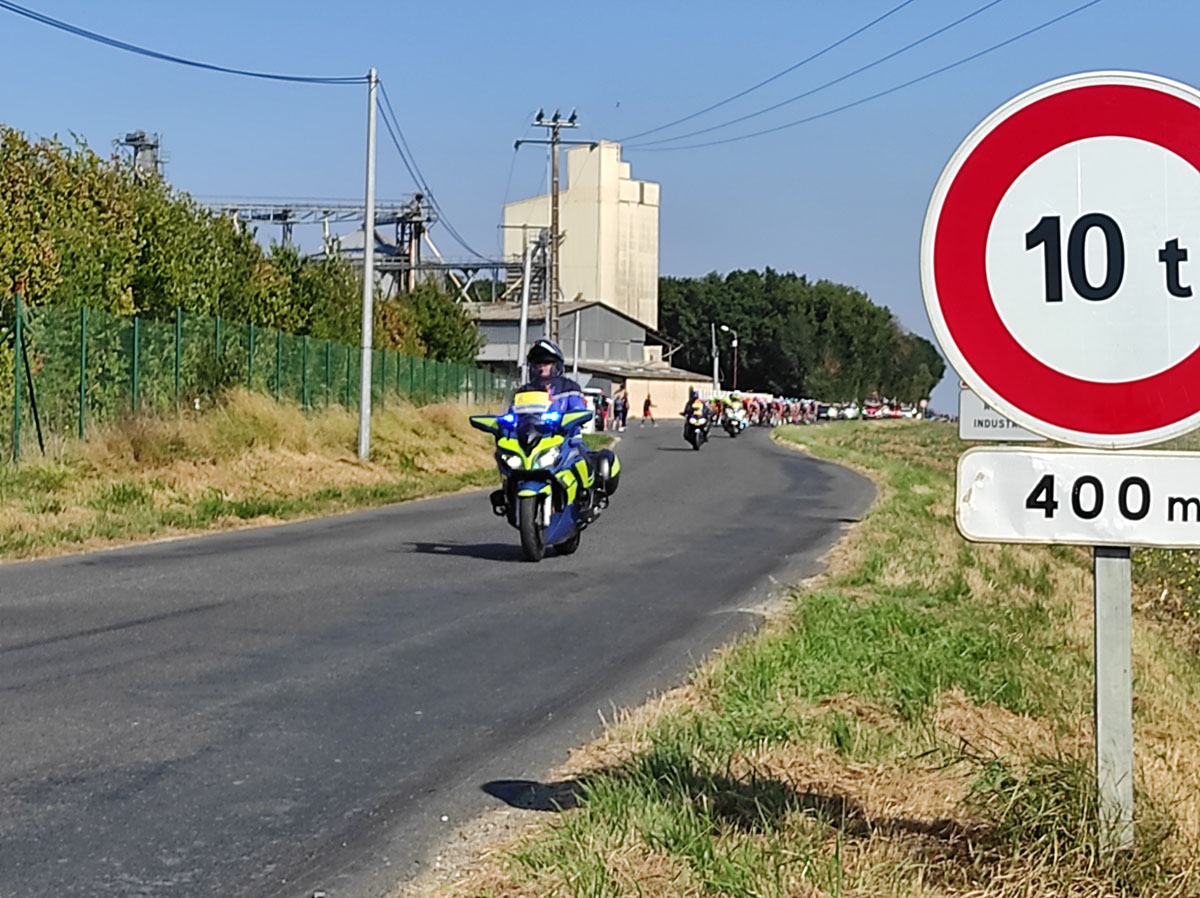 moto gendarmerie route campagne